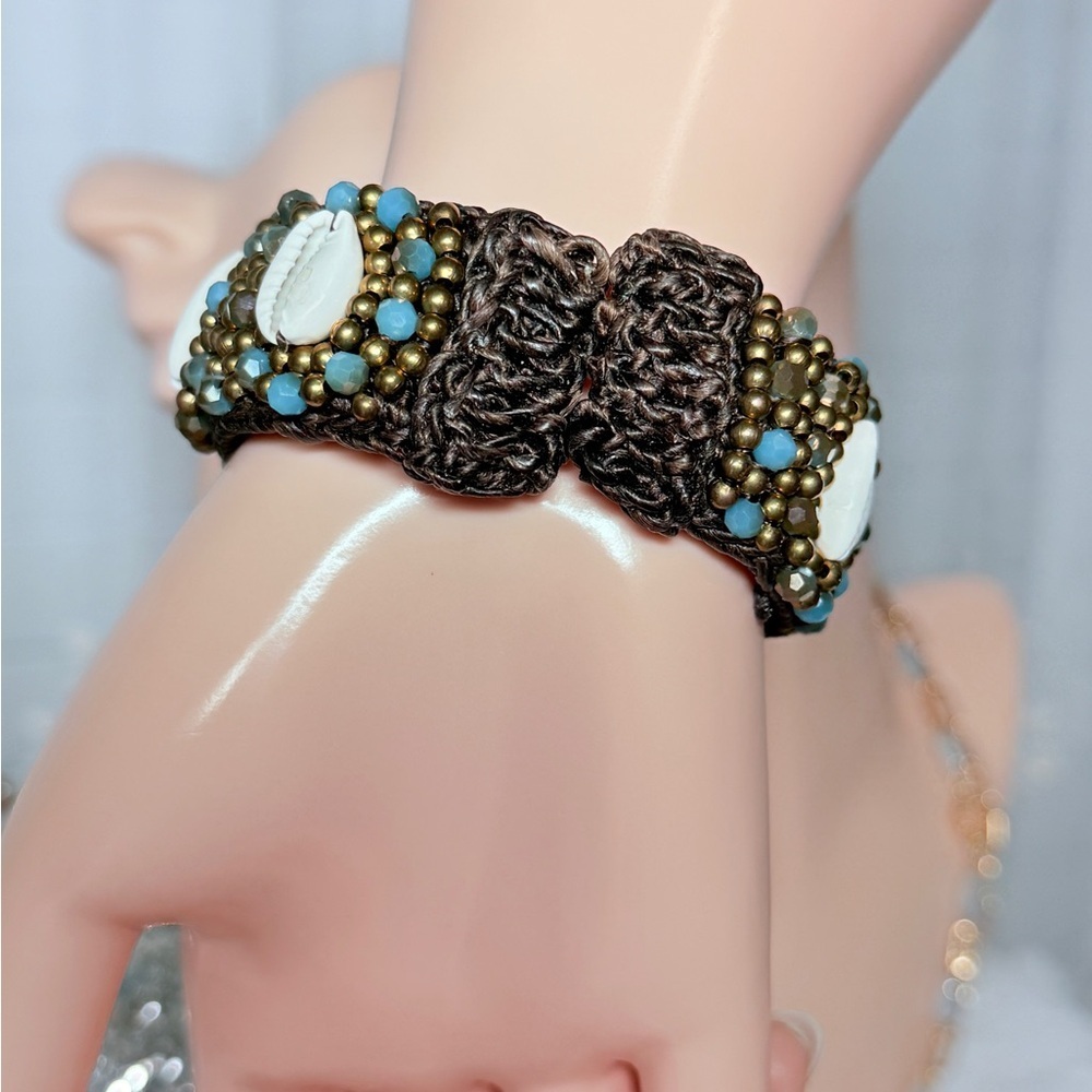 ⚜️ Handcrafted Beaded Shell Bracelet - Picture 13 of 14